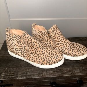 Women's Leppard print shoes with double zippers Size 8